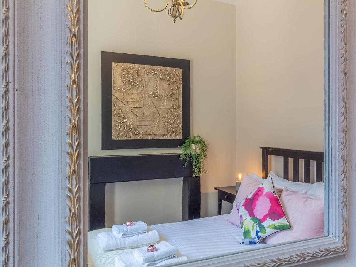 Pass The Keys Spacious And Homely Flat On The Royal Mile Edinburg Exteriör bild