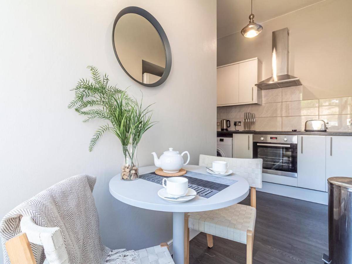 Pass The Keys Spacious And Homely Flat On The Royal Mile Edinburg Exteriör bild