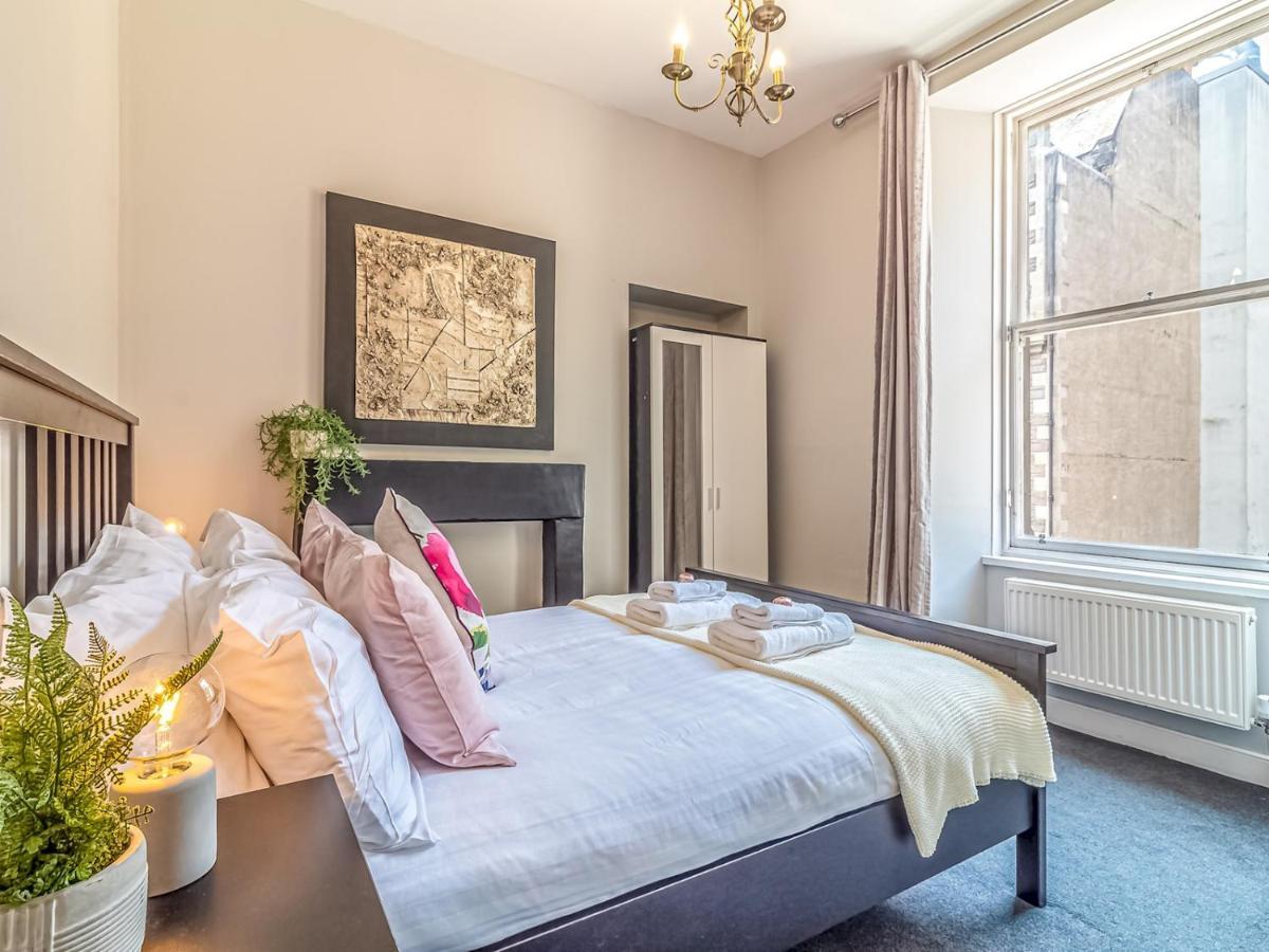 Pass The Keys Spacious And Homely Flat On The Royal Mile Edinburg Exteriör bild