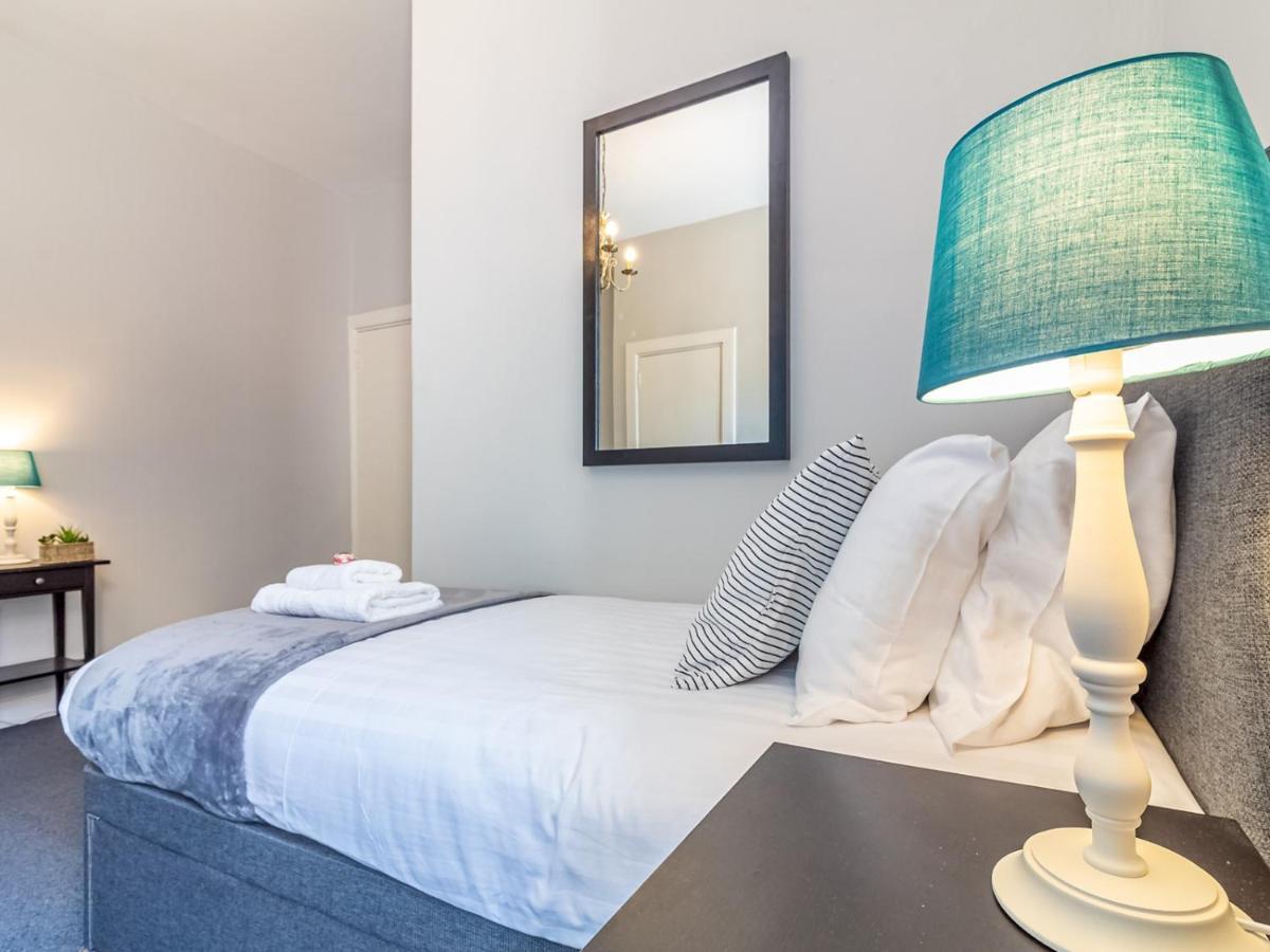 Pass The Keys Spacious And Homely Flat On The Royal Mile Edinburg Exteriör bild
