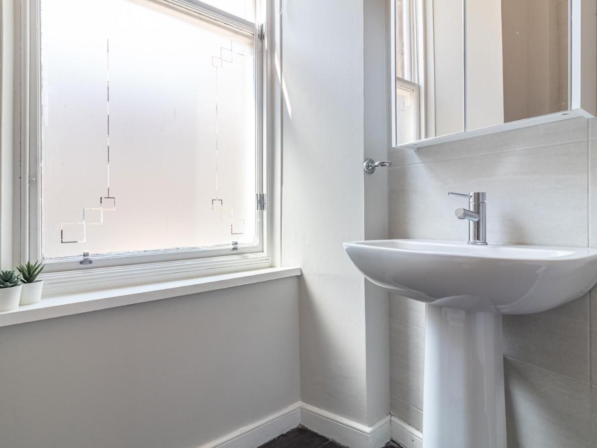 Pass The Keys Spacious And Homely Flat On The Royal Mile Edinburg Exteriör bild